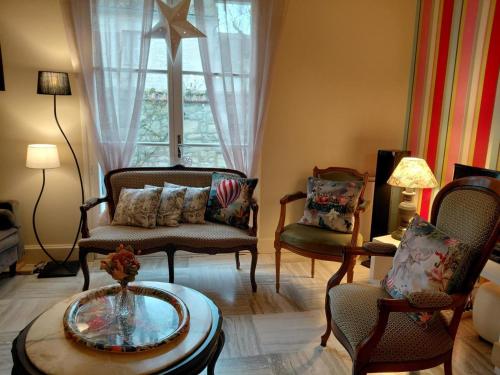 Gîte Cravant-les-Côteaux, 6 pièces, 10 personnes - FR-1-381-395 (Gite Moderne 10 Pers. en Touraine avec Jardin, WiFi, Pres de la Vienne et Vignobles de Chinon - FR-1) in Cravant Les Coteaux