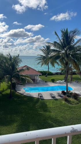 Beachfront 2BR Townhouse with Pool & Ocean View – khách sạn tại Williams Town