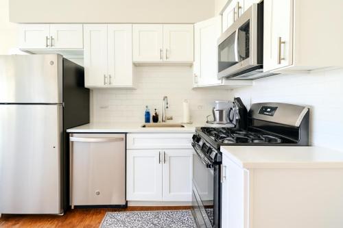 Central 2BR Private Stay Near Airport & Cafés (Central 2BR Private Stay Near Airport & Cafes) in 格倫維尤