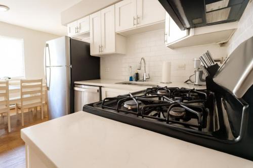 Central 2BR Private Stay Near Airport & Cafés (Central 2BR Private Stay Near Airport & Cafes) in 格倫維尤