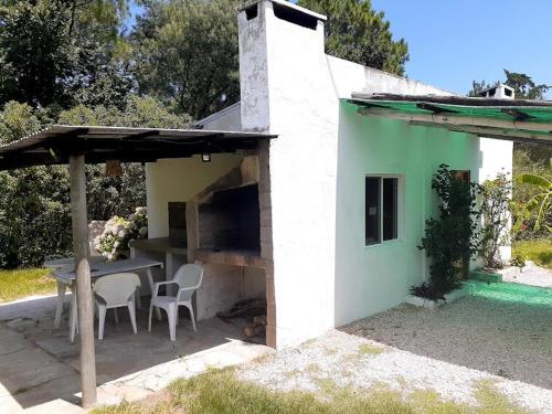 Cabaña en chacra con piscina compartida (Cabana en chacra con piscina compartida) in Las Flores (Maldonado)