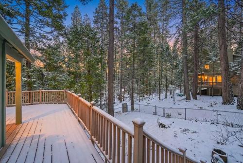 Modern Cabin Escape wGame Room, Huge Deck, WIFI in Arnold (CA)