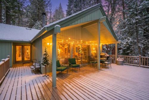 Modern Cabin Escape wGame Room, Huge Deck, WIFI in Arnold (CA)