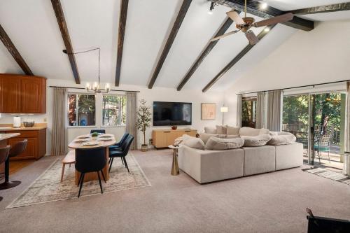 Modern Cabin Escape wGame Room, Huge Deck, WIFI in Arnold (CA)