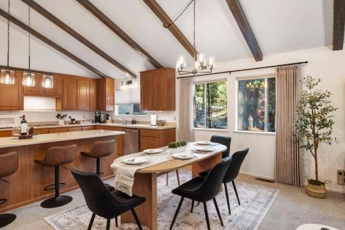 Modern Cabin Escape wGame Room, Huge Deck, WIFI in Arnold (CA)