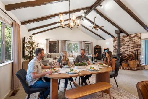 Modern Cabin Escape wGame Room, Huge Deck, WIFI in Arnold (CA)
