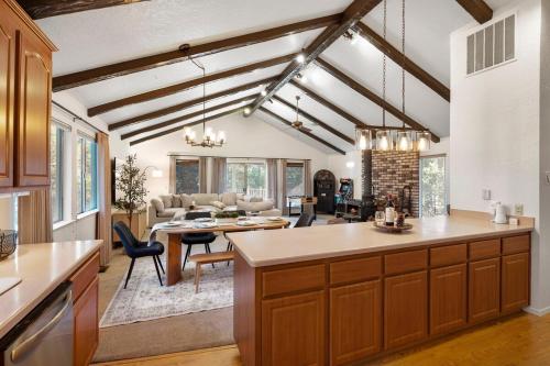 Modern Cabin Escape wGame Room, Huge Deck, WIFI in Arnold (CA)