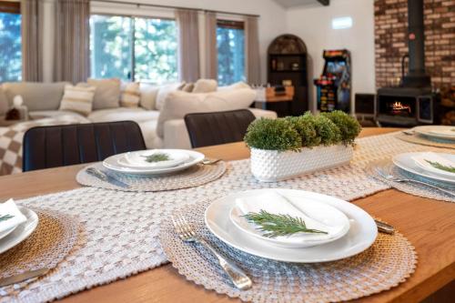 Modern Cabin Escape wGame Room, Huge Deck, WIFI in Arnold (CA)