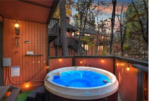 Hot Tub, Walk 2 Summit, Massage Chair, Bbq, in Big Bear Lake, USA