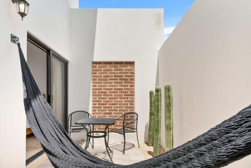 Pineda Suite 101 with Parking & Daily Housekeeping