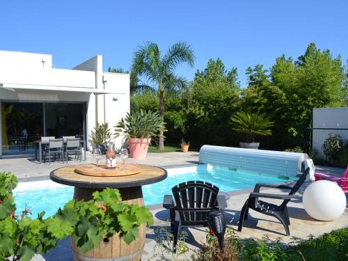 Villa Contemporaine avec Piscine Privée et Climatisation à 15min Plages - FR-1-529-251