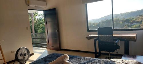Casa mirando a la montana, camino al volcan in Tacacorí