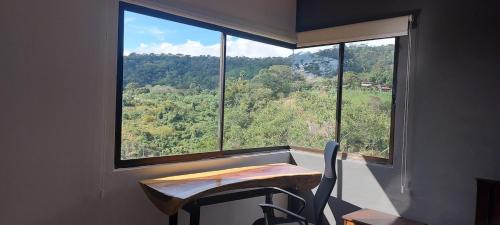 Casa mirando a la montana, camino al volcan in Tacacorí
