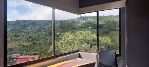 Casa mirando a la montana, camino al volcan in Tacacorí