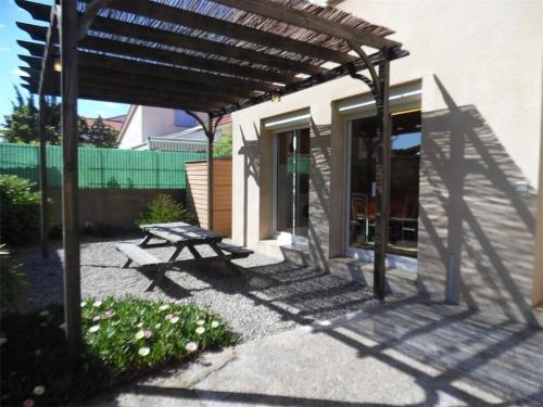 Charmant deux-pièces avec terrasse près de la plage, parking sécurisé - FR-1-696-108