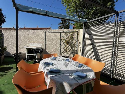 Maison moderne avec cour privée et parking sécurisé - FR-1-696-83