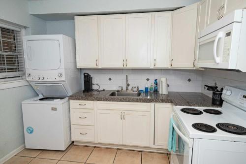 Beachside Cottage Home - Short Walk to the Beach in Jacksonville Beach, USA