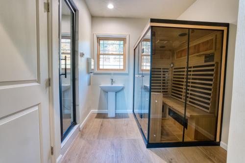 The Haüs Windham - Spacious Suites Hot Tub Mountain Views! - image 5