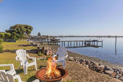 Skats, Mundoo Waters - Tranquil Waterfront Haven with Jetty in Hindmarsh Island sala