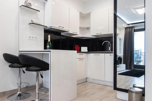 Luxe Central Apartments - image 13