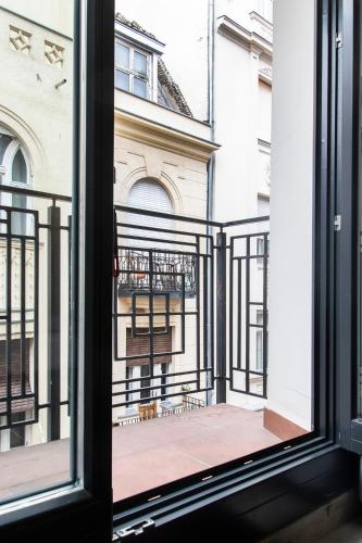 Luxe Central Apartments - image 7