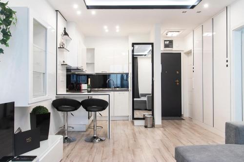 Luxe Central Apartments - image 5