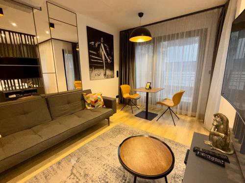 Luxe Central Apartments - image 4