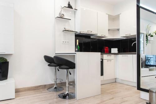 Luxe Central Apartments - image 3