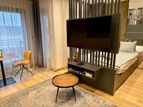 Luxe Central Apartments - image 8