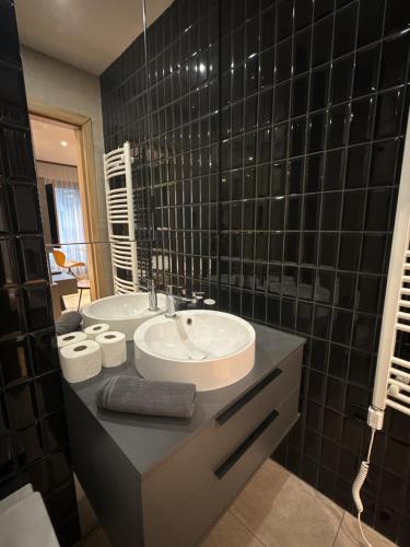 Luxe Central Apartments - image 11