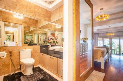 room detail thumbnail 2