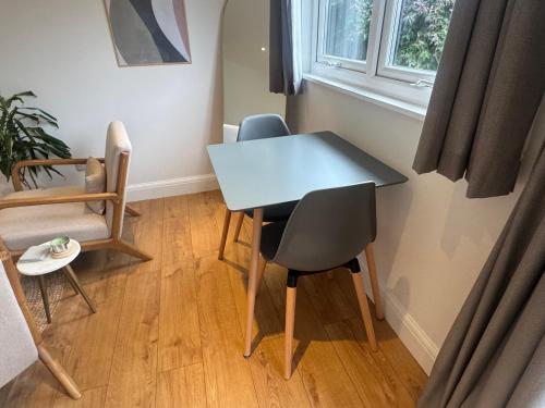 設施, Cosy cabin nestled in the Surrey Hills in 多爾金