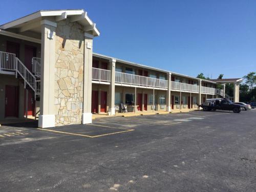 Big Spring Inn Madisonville