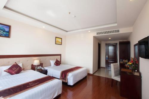 Khanh Linh Hotel The 3-star Khanh Linh Hotel offers comfort and convenience whether youre on business or holiday in Pleiku (Gia Lai). The property offers a wide range of amenities and perks to ensure you have a great