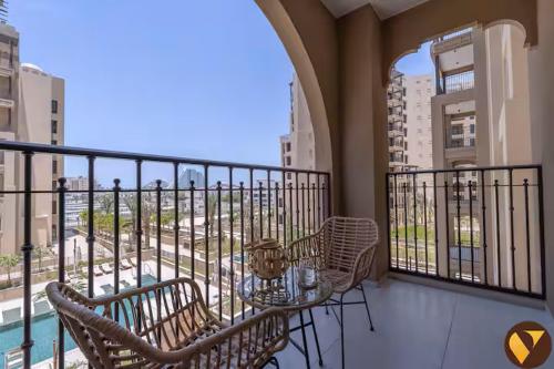 ระเบียง/ชานเรือน, Vogue Vacation Homes, Madinat Jumeirah Living Jadeel near Burj AlArab, One-Bedroom Apartment with La near ซูค มาดินัต จูไมราห์