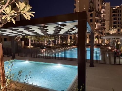 สระว่ายน้ำ, Vogue Vacation Homes, Madinat Jumeirah Living Jadeel near Burj AlArab, One-Bedroom Apartment with La near ซูค มาดินัต จูไมราห์