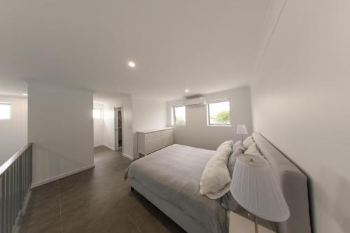 Private Mezzanine Bedroom, Soaring Ceilings, Sleeps 3, Walk to Cafes, 15 min to Bunbury in Australind