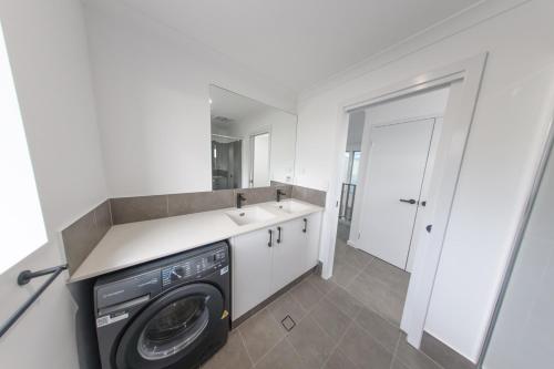 Bathroom, Private Mezzanine Bedroom, Soaring Ceilings, Sleeps 3, Walk to Cafes, 15 min to Bunbury in Australind