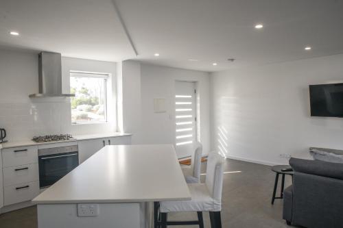 Private Mezzanine Bedroom, Soaring Ceilings, Sleeps 3, Walk to Cafes, 15 min to Bunbury in Australind