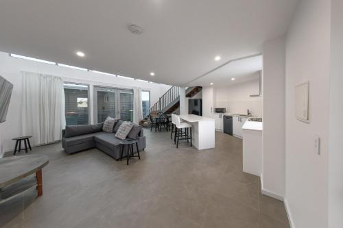 Private Mezzanine Bedroom, Soaring Ceilings, Sleeps 3, Walk to Cafes, 15 min to Bunbury in Australind