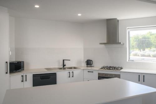Private Mezzanine Bedroom, Soaring Ceilings, Sleeps 3, Walk to Cafes, 15 min to Bunbury in Australind