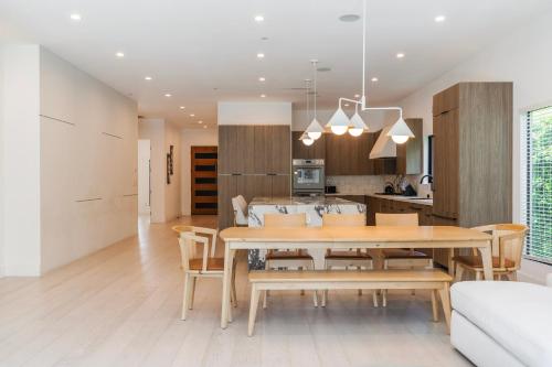 Modern Poolside Paradise in Sherman Oaks
