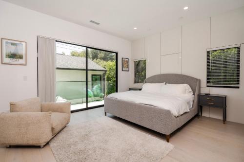 Modern Poolside Paradise in Sherman Oaks