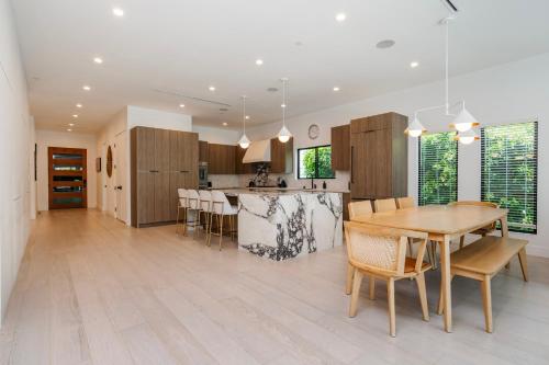 Modern Poolside Paradise in Sherman Oaks