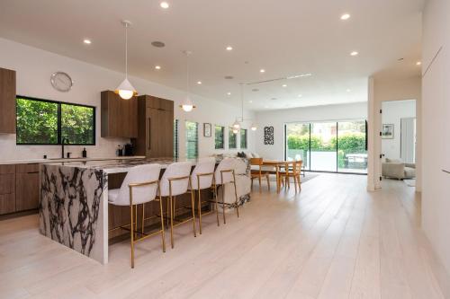 Modern Poolside Paradise in Sherman Oaks