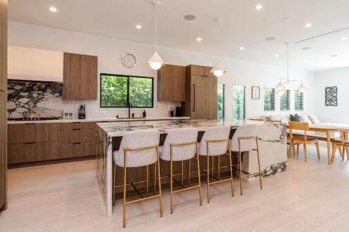 Modern Poolside Paradise in Sherman Oaks