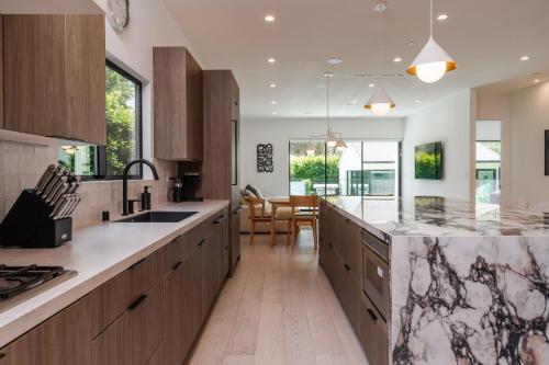 Modern Poolside Paradise in Sherman Oaks
