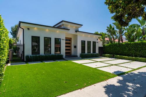 Modern Poolside Paradise in Sherman Oaks