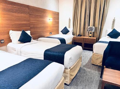 4 twin beds
