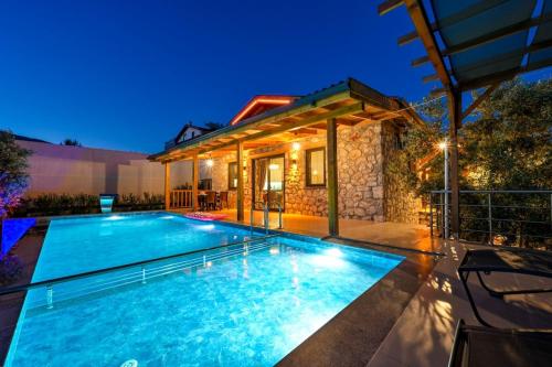 BEYZA - 2 Bedrooms Villa with Jacuzzi in Fethiye – khách sạn tại Camkoy